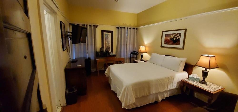Queen Room interior